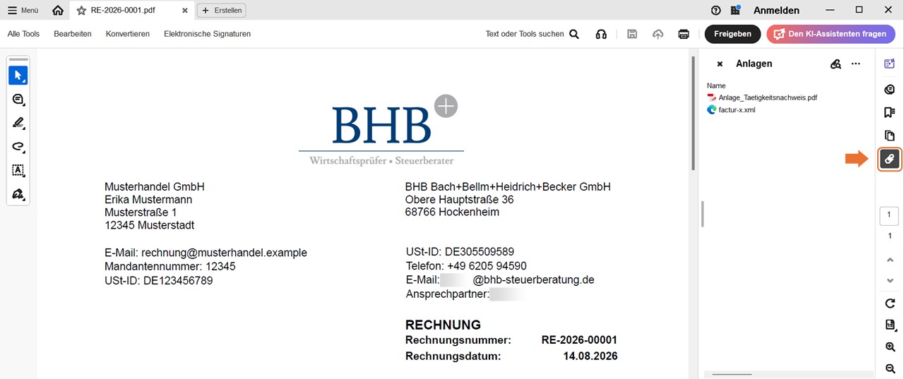 Screenshot einer ZUGFeRD-Rechnung im PDF-Viewer. Im Bereich „Anlagen“ werden die eingebetteten Dateien „Anlage_Taetigkeitsnachweis.pdf“ und „factur-x.xml“ angezeigt. Ein Pfeil markiert die Schaltfläche zum Öffnen der Anlagen.